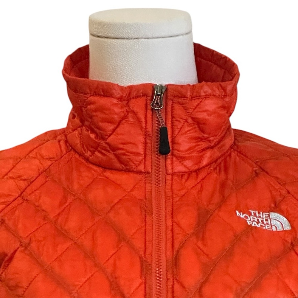 The North Face Women's Bright Orange Puffer Jacket - Picture 6 of 16